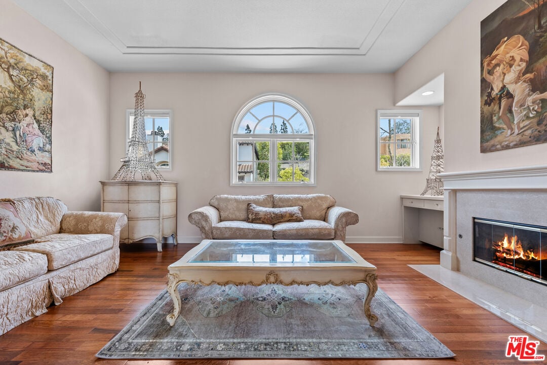 Buckingham Ln, 90077