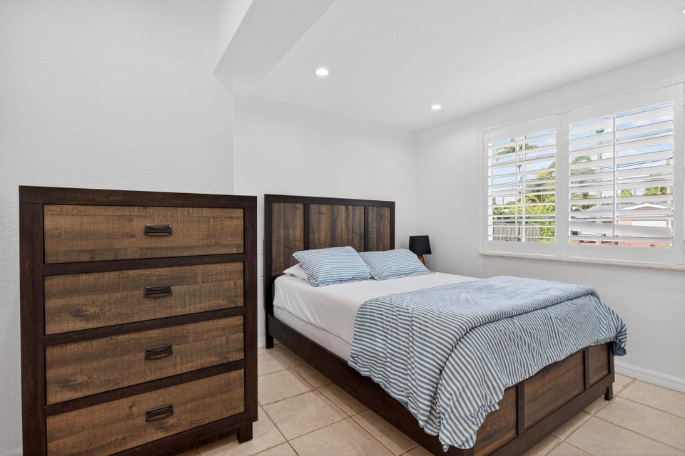 736 NE 34th Court, Oakland Park