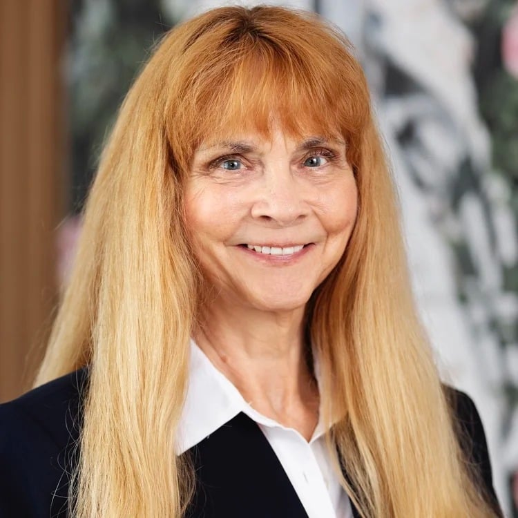 Merri Solstad Saint Paul, MN Real Estate Agent Headshot