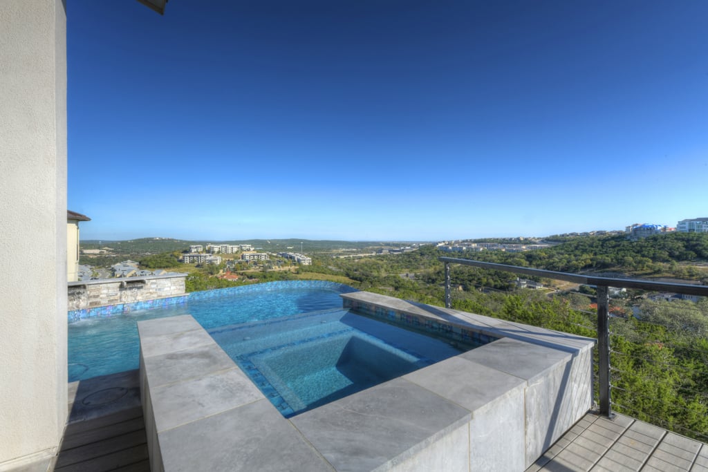 Luxury Living with a Pool and Stunning Views in Cresta Bella