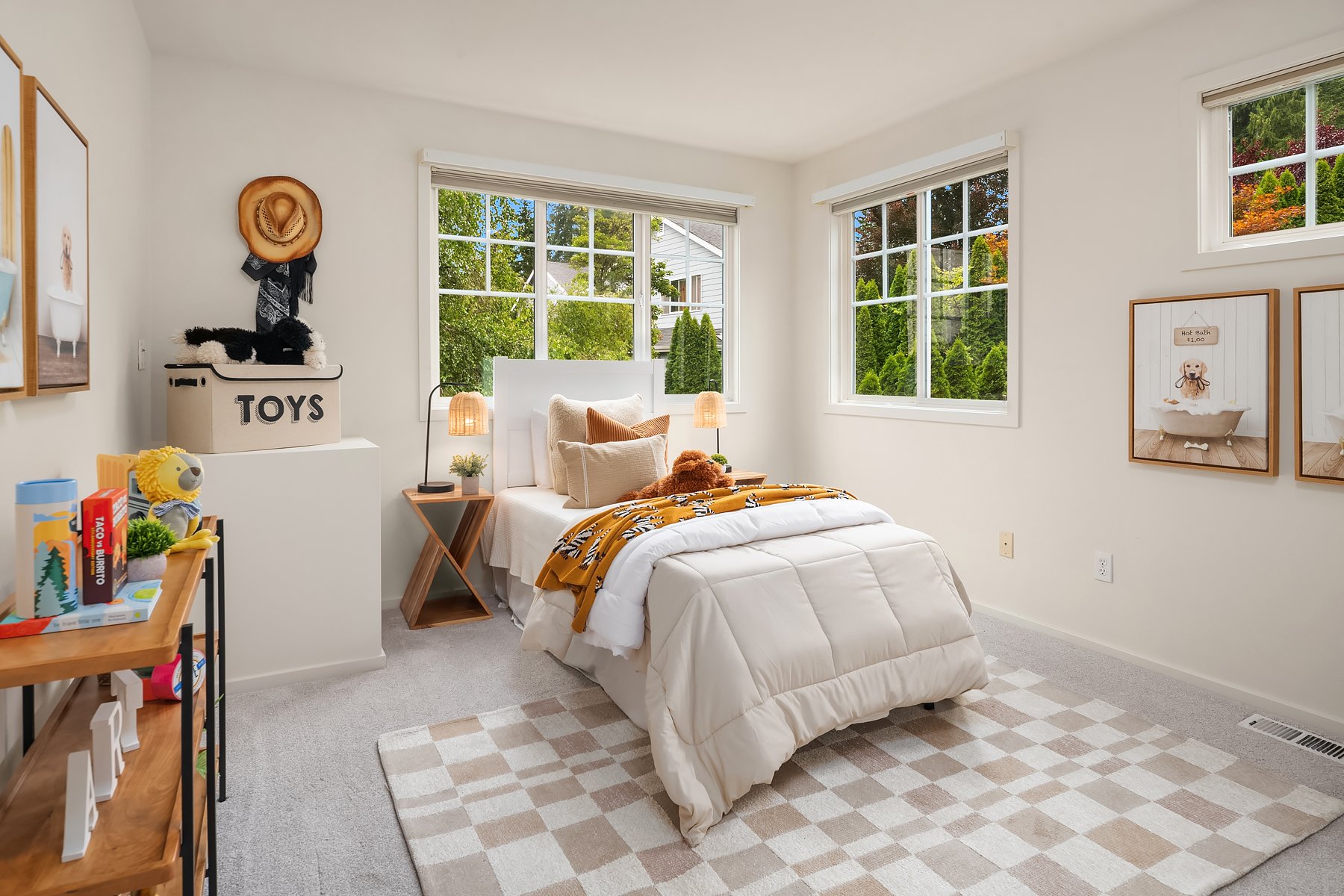 Quiet Elegance in Kirkland: Ideal Location & Natural Beauty