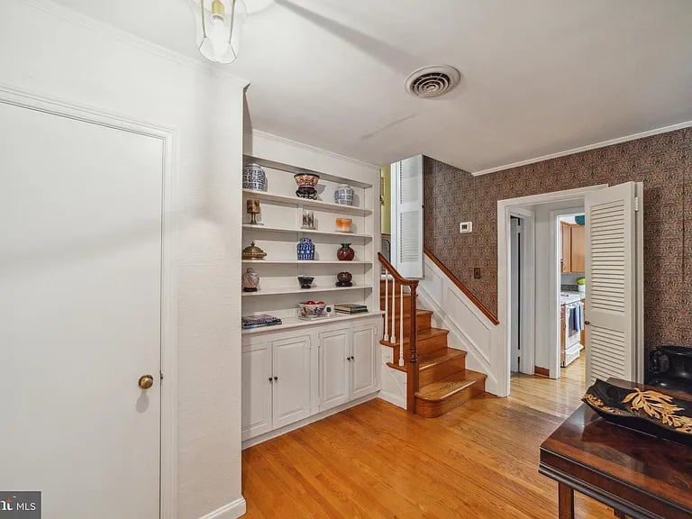 111 Warwick Dr