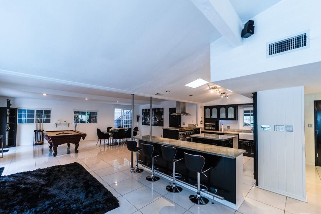 Evercrest Pavilion, Mulholland Dr, 90046