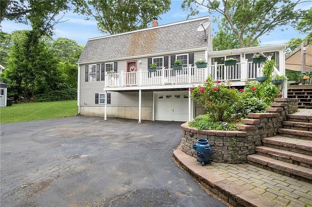 240 Narragansett Ave E