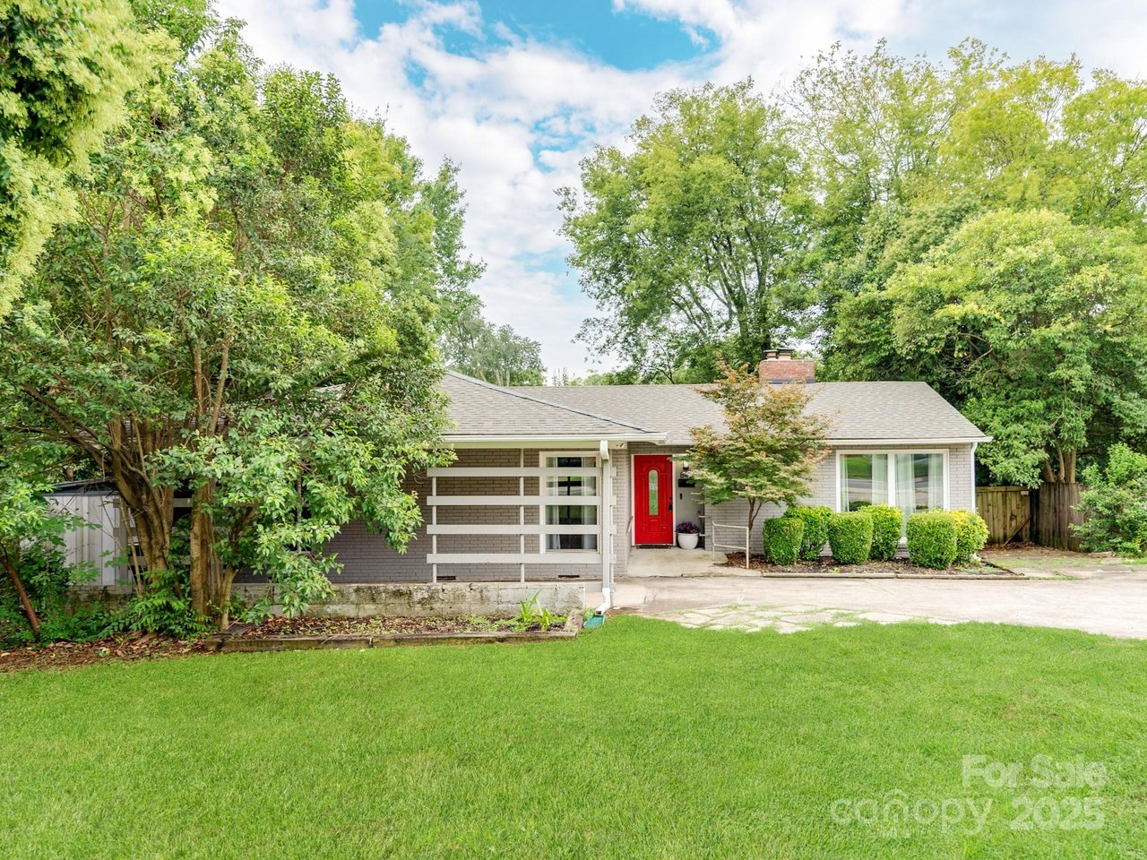 842 E Woodlawn Rd