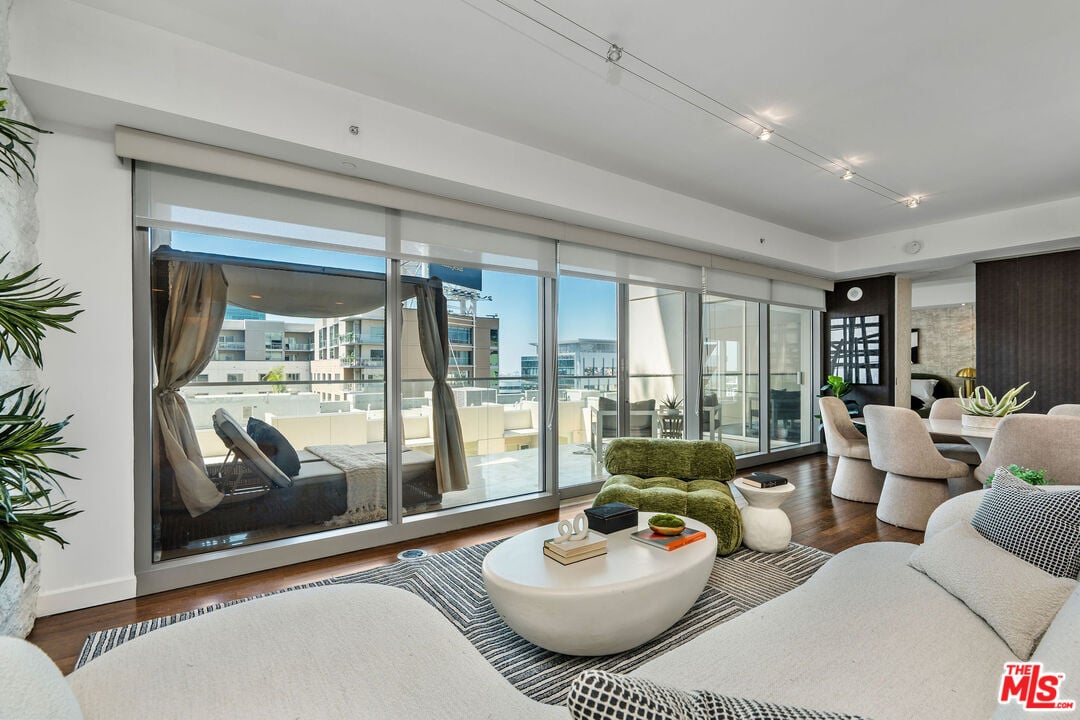 6250 Hollywood Blvd, #10L