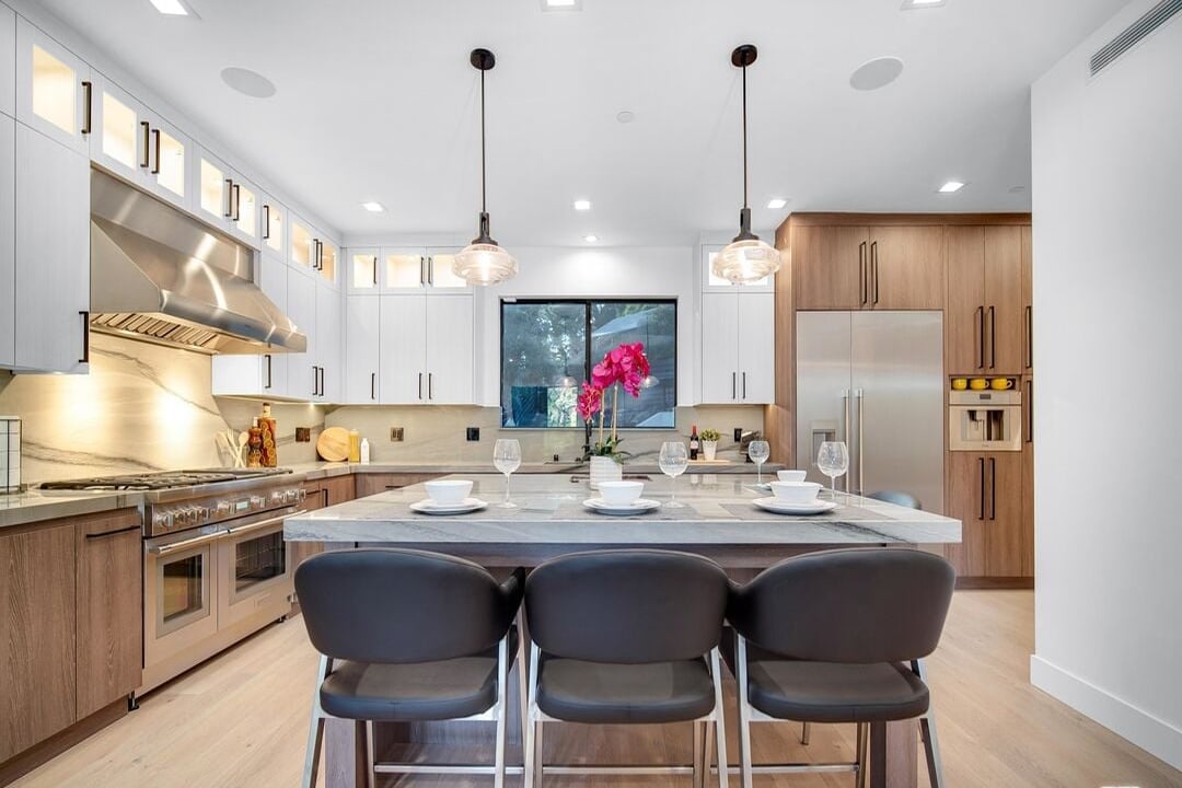 Canyon Lake Dr, 90068