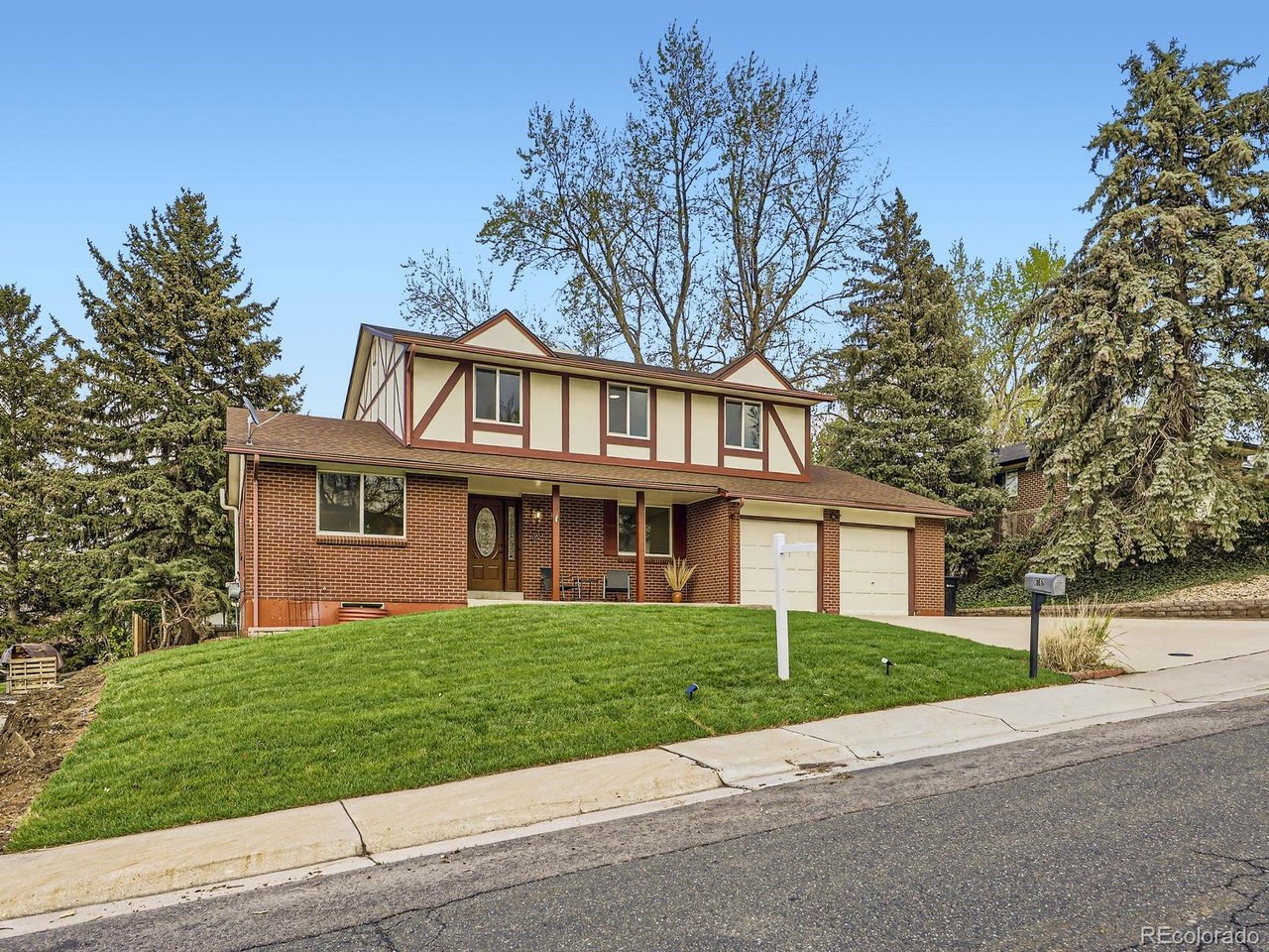 6768 Vivian St