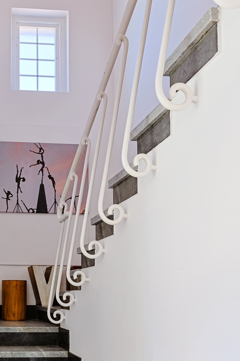 Spacious 5-Bedroom Villa with Expansive Garden Near Sintra in Colares