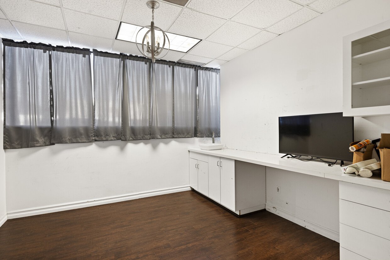 6221 Wilshire Blvd