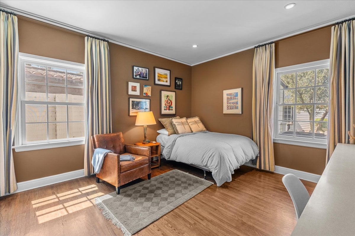 Toluca Lake 5  + 4 Traditional witih Pool & Guest House
