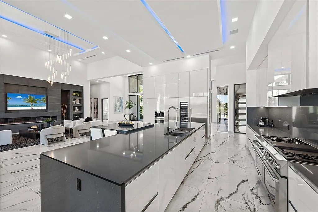 4041 Country Club Ln