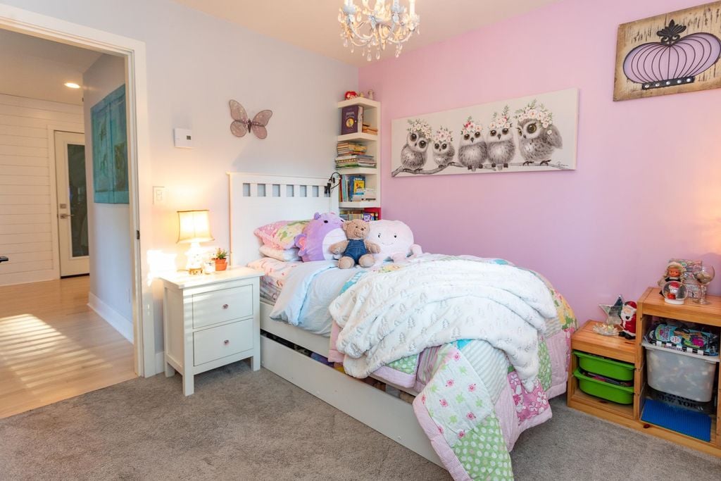 2537 Jura Cres