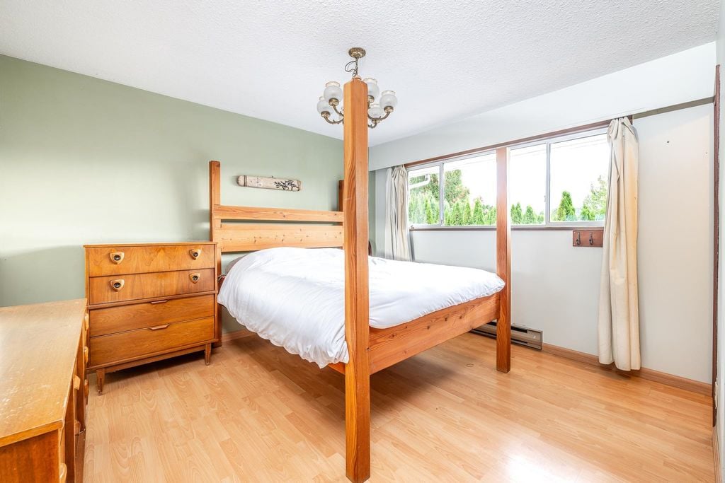 2332 Argyle Cres