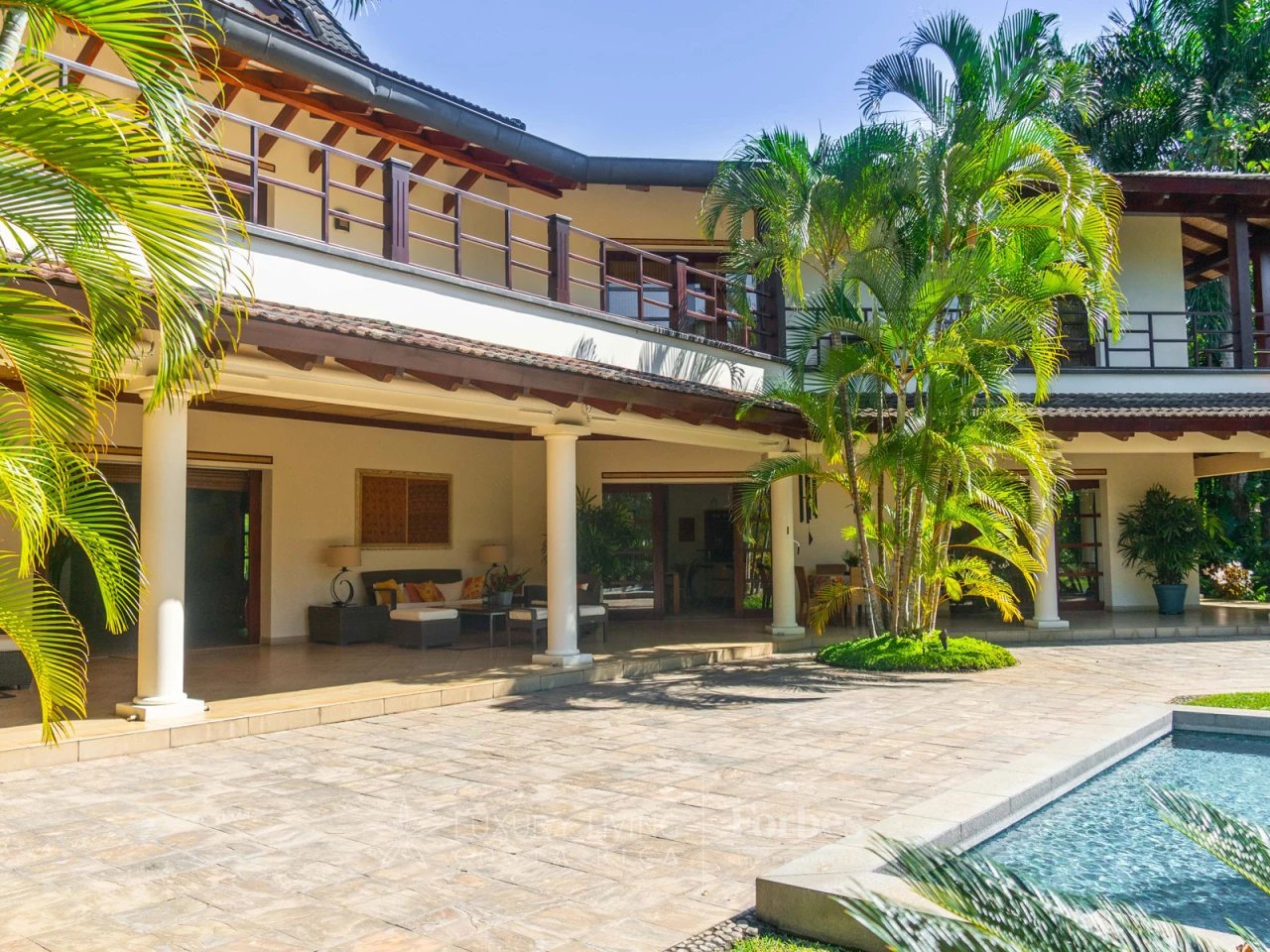 20440 - Balinese tropical style mansion on nice farm in La Garita