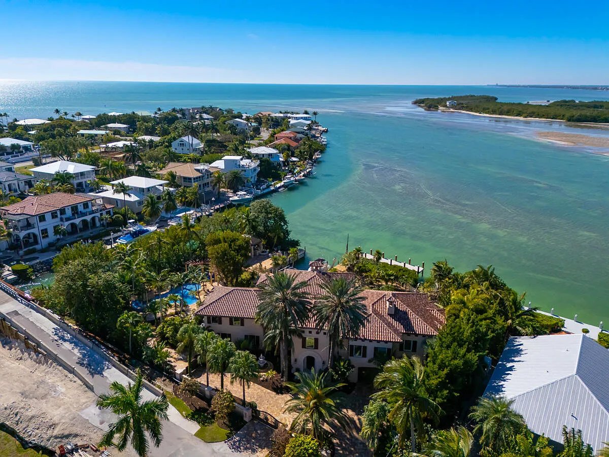402 Harbour Dr