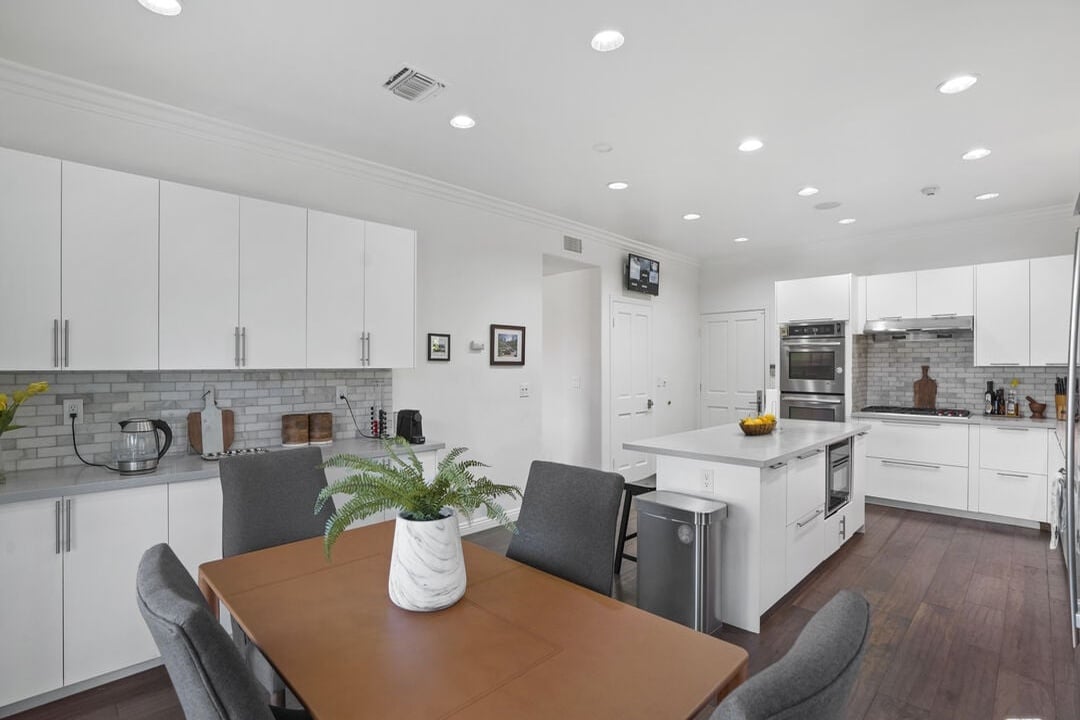 Solaris Manor, N Knoll Dr, 90068