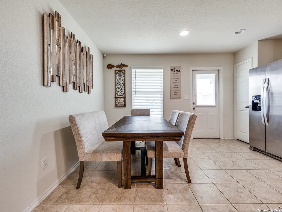 10226 Reyes Heights