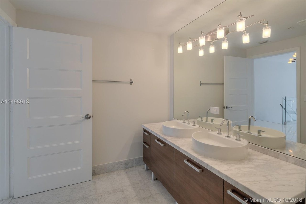 244 Biscayne Blvd #452