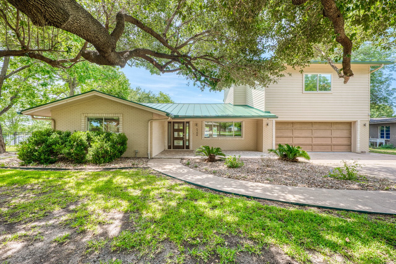 1704 Bluebonnet Lane