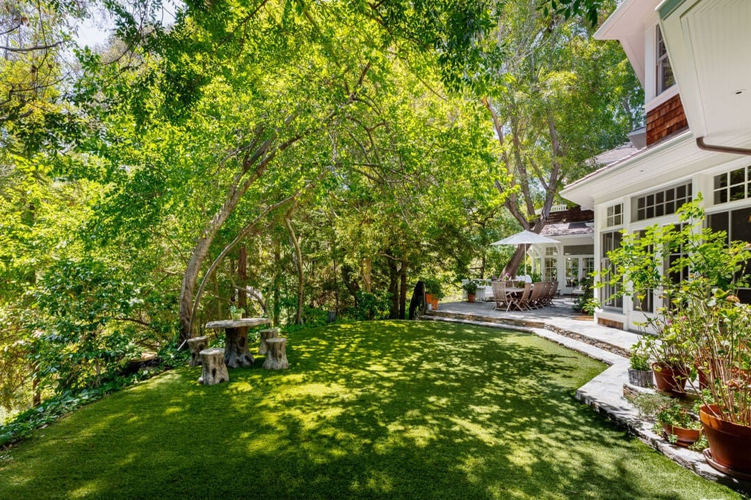 Mandeville Canyon Rd, 90049