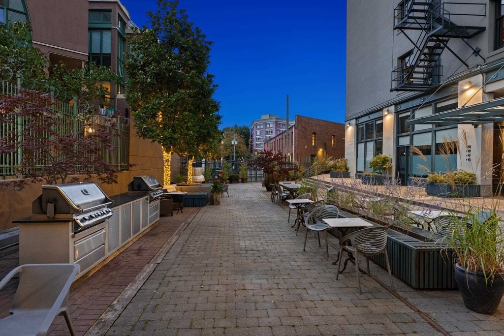 87 E Cordova St