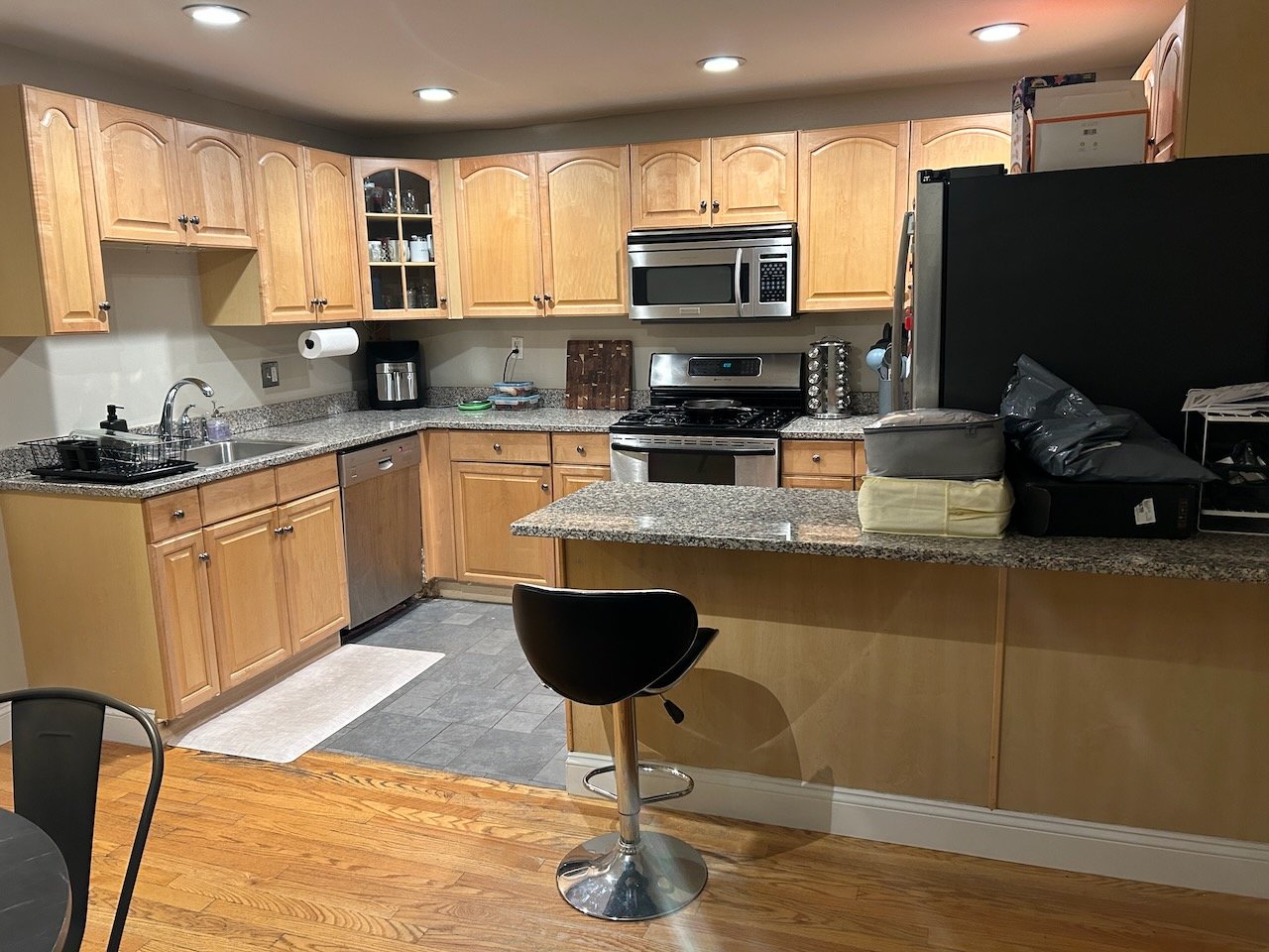 Warren Avenue - Private Entry 1 bed 1 bath w/ Laundry - Pets Negotiable! AVAILABLE MAY 1
