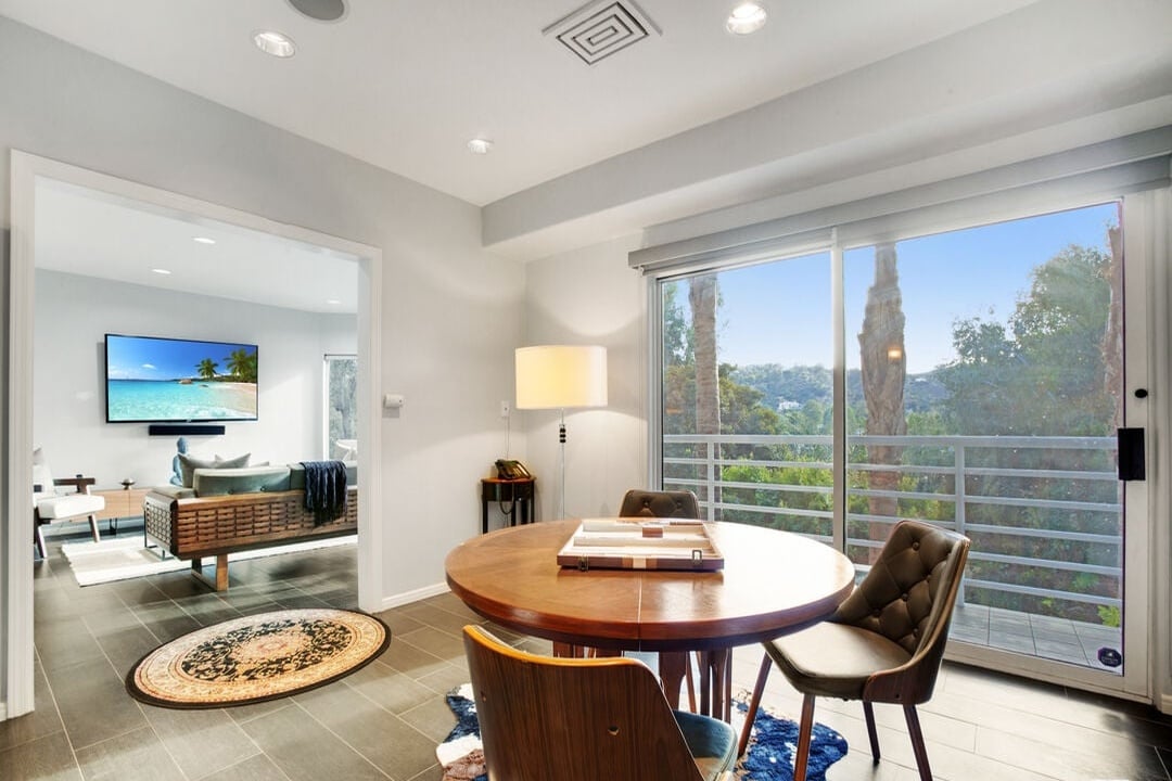 Solaris Manor, N Knoll Dr, 90068