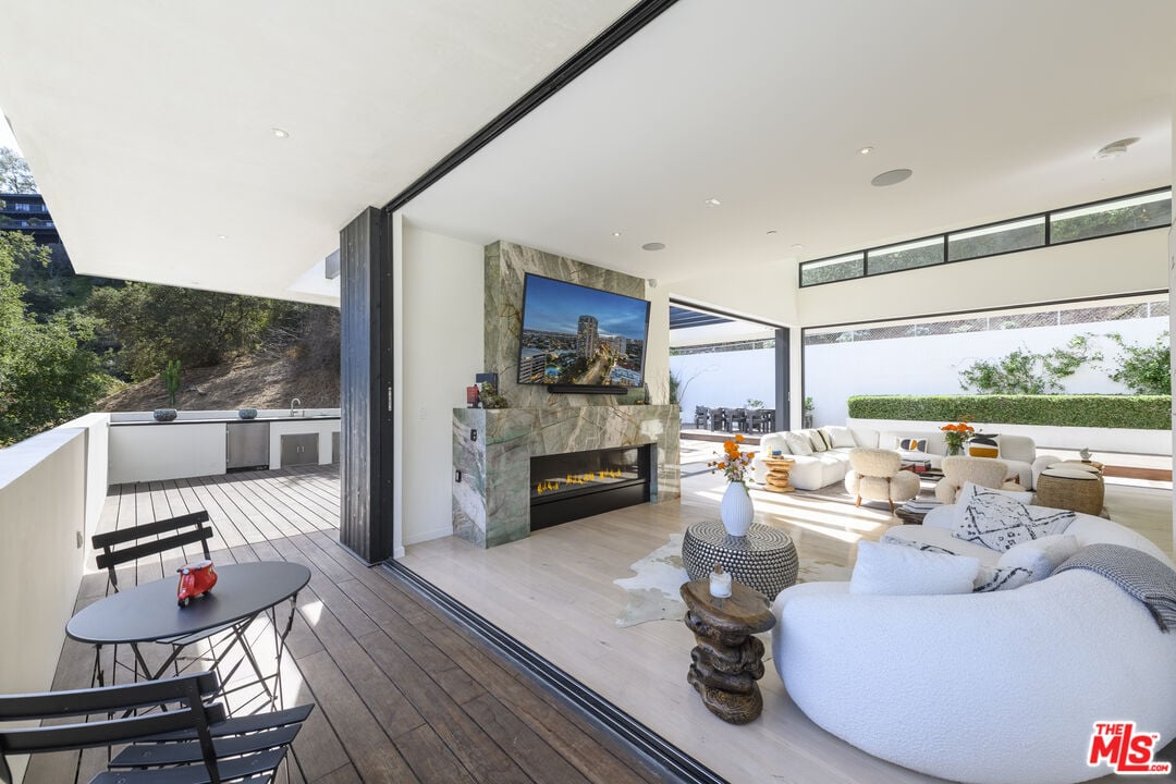 Pinnacle Manor, Willow Glen Rd, 90046