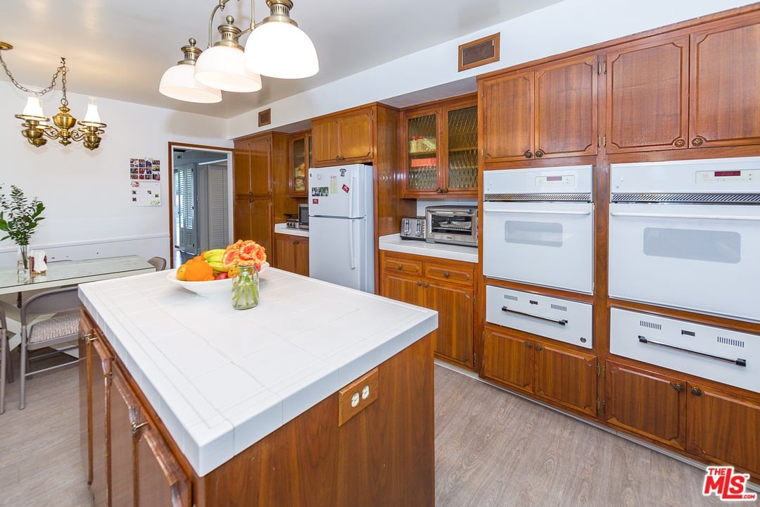 1912 S Roxbury Dr