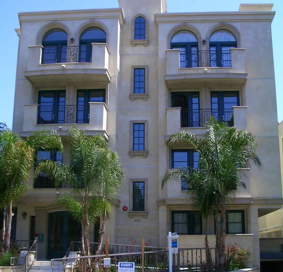 400 S Barrington Ave APT 202