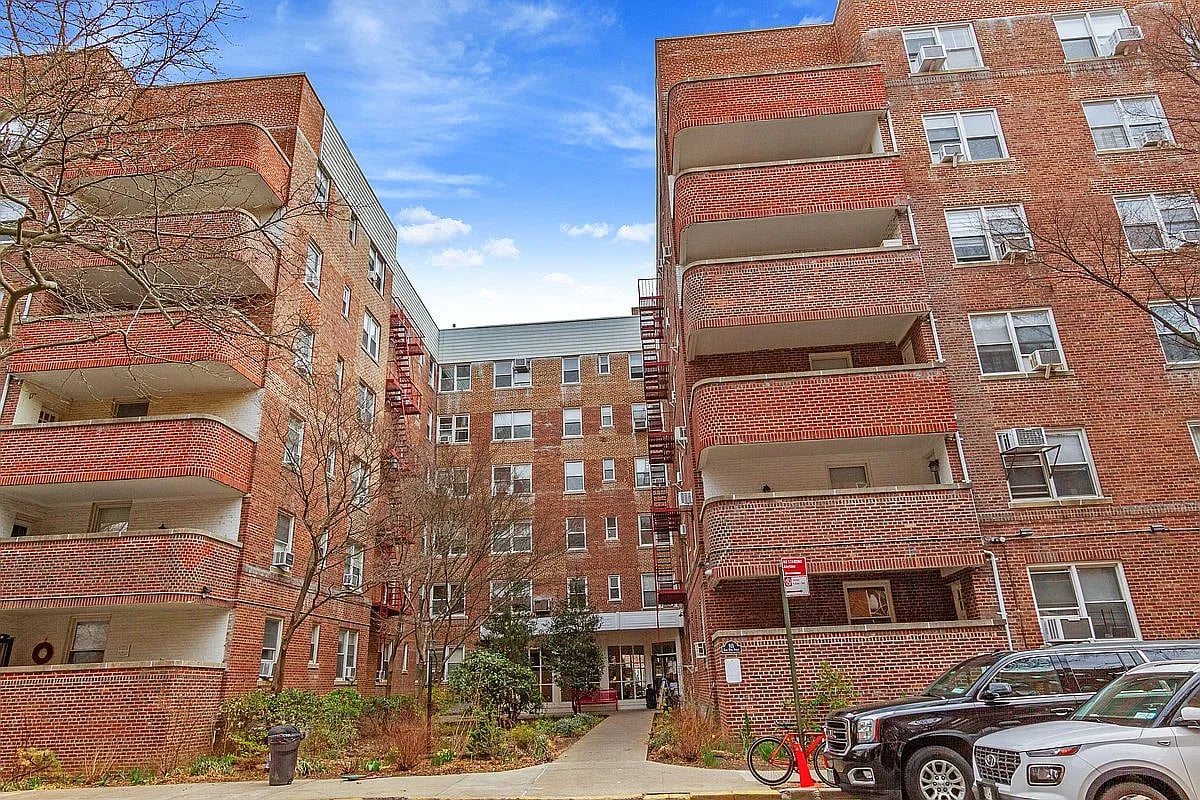 915 E 17th St APT 111