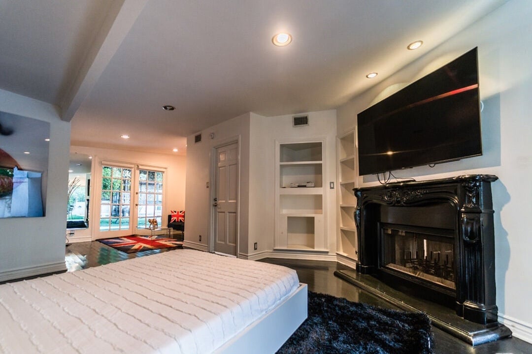 Evercrest Pavilion, Mulholland Dr, 90046