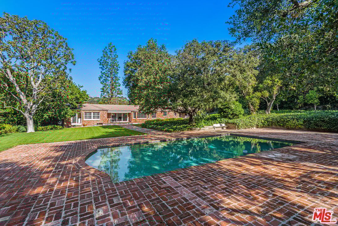 9566 Cherokee Ln