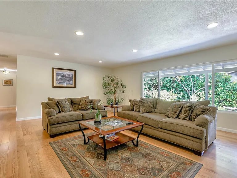 560 S El Monte Ave