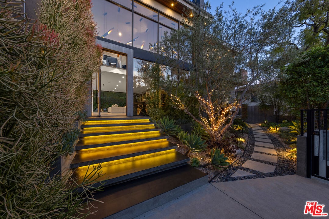 Aria Vista, Stradella Rd, 90077