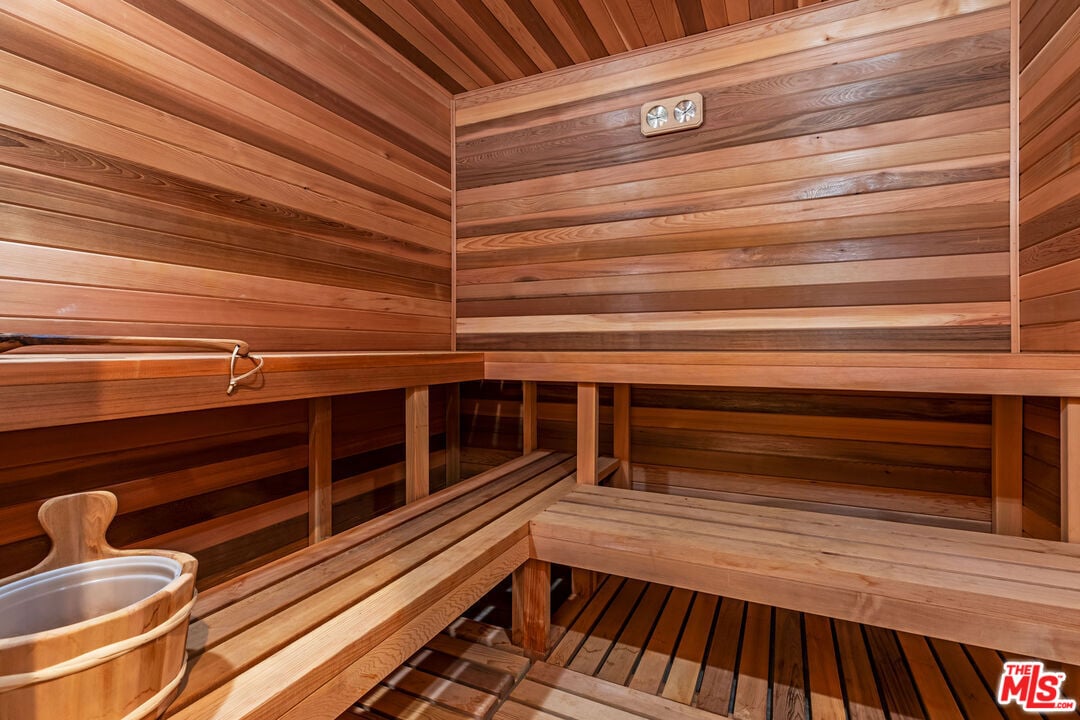 Monarch Reserve, N Norman Pl, 90049