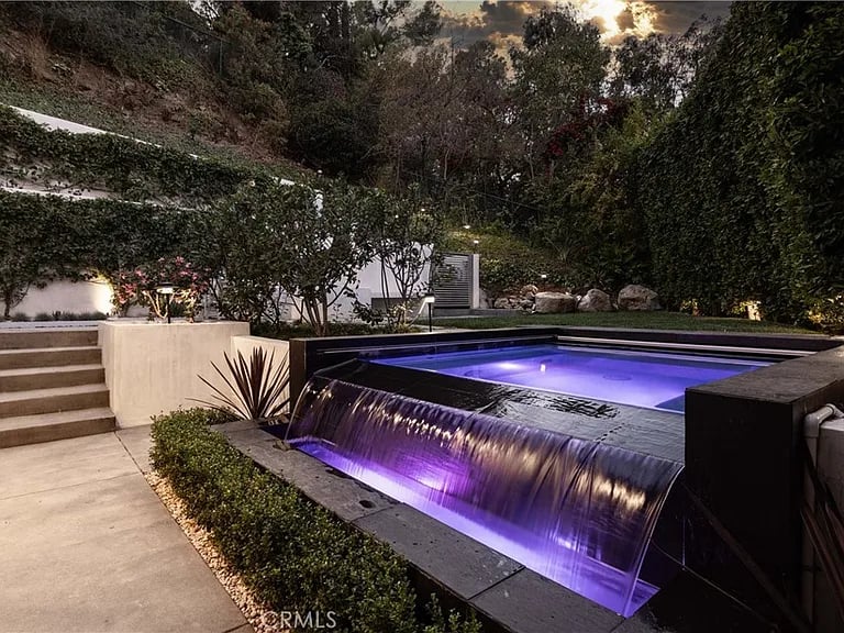 7350 Pacific View Dr