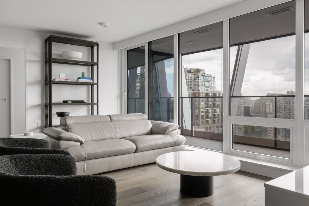 1111 Richards St, #2104