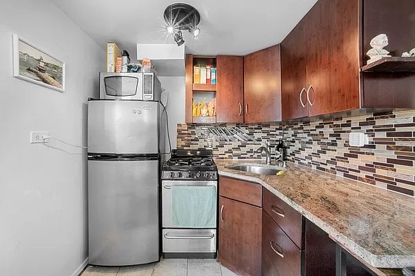 200 East 36th Street, #17G