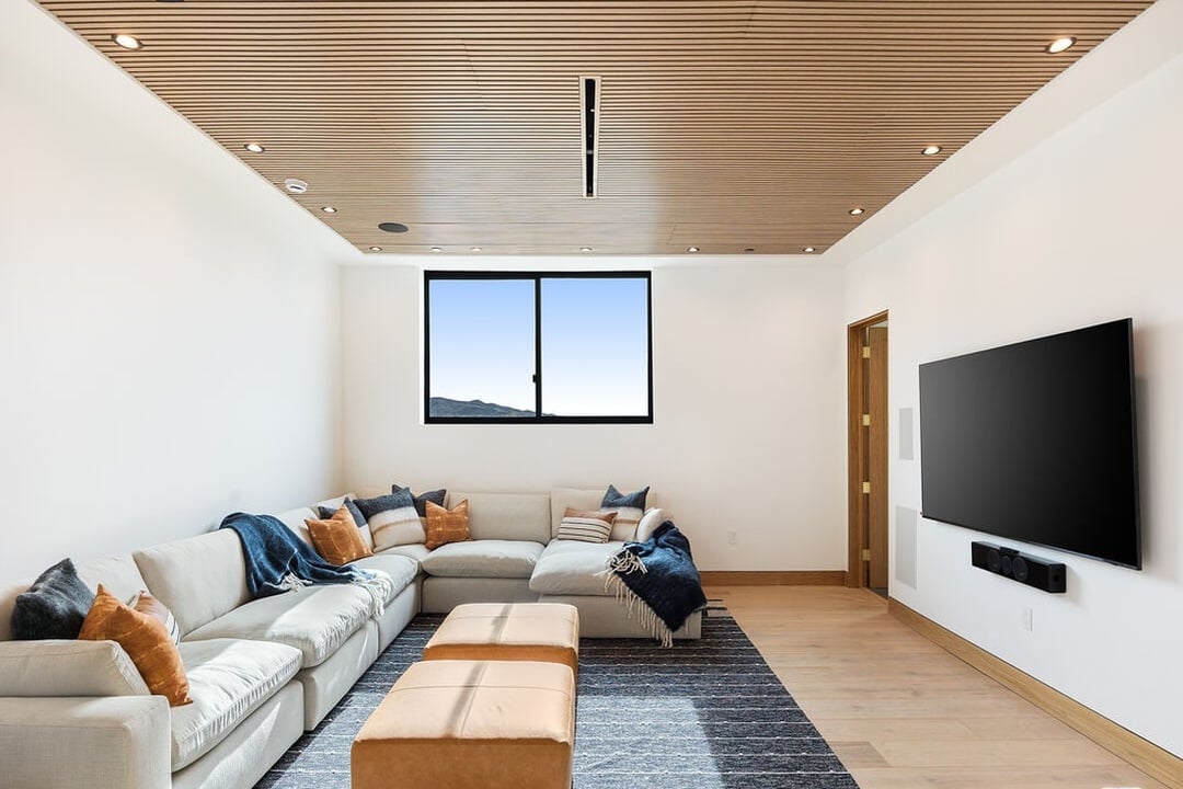 Mulholland Hwy, 90265