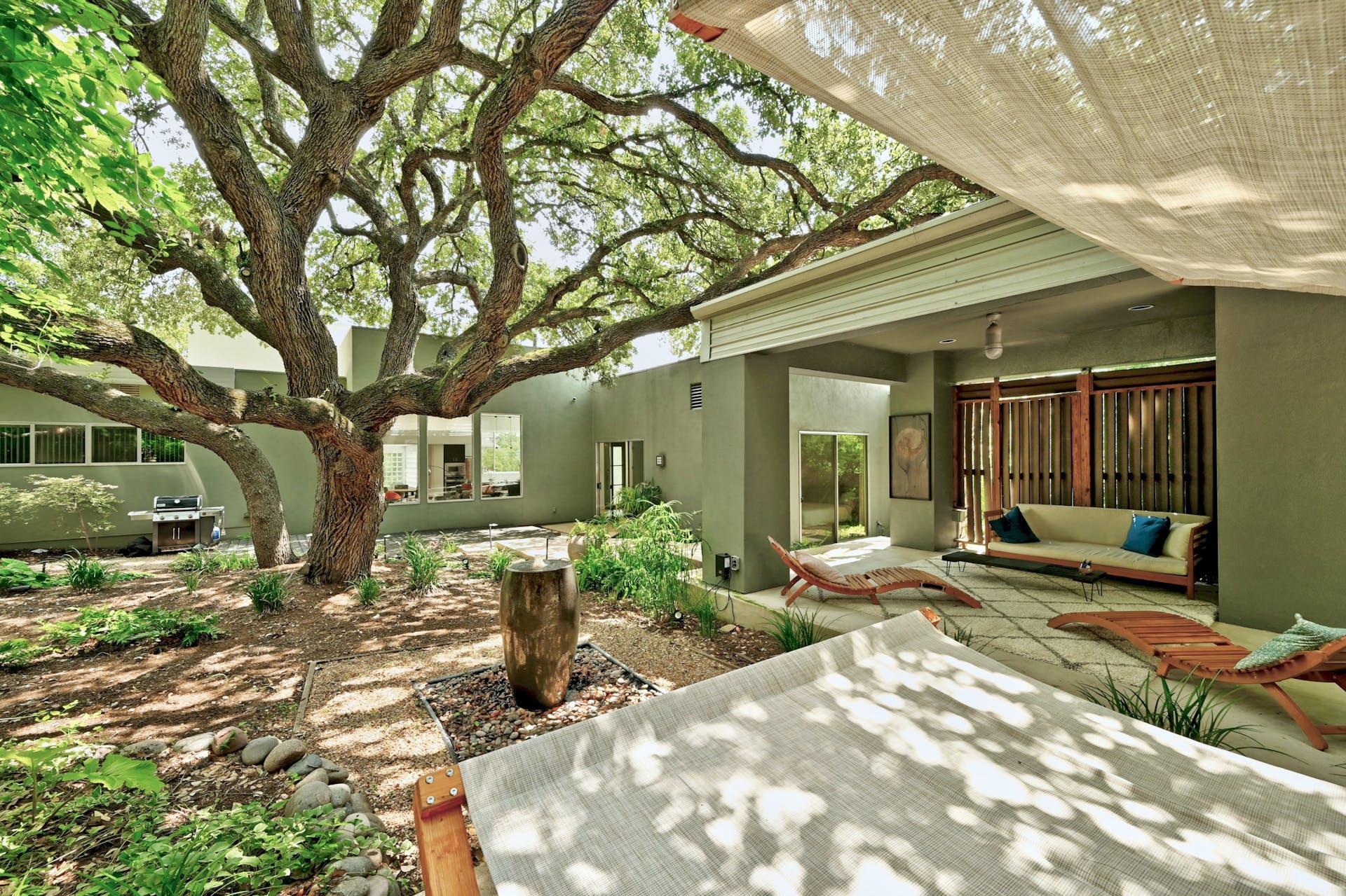 2700 De Soto DR