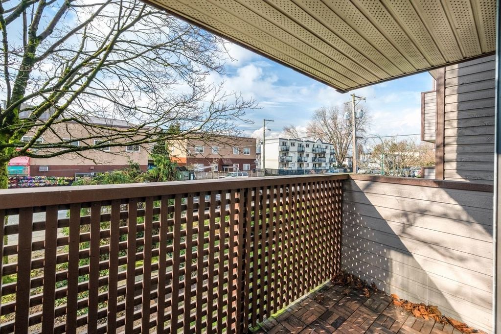 2215 Dundas St, #207