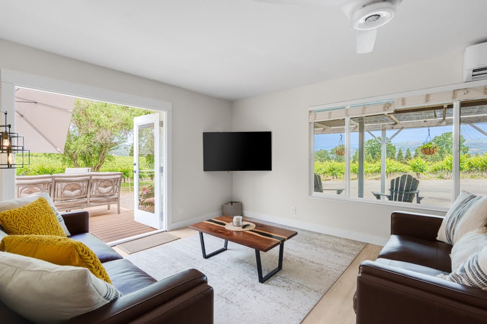 725 Lytton Station