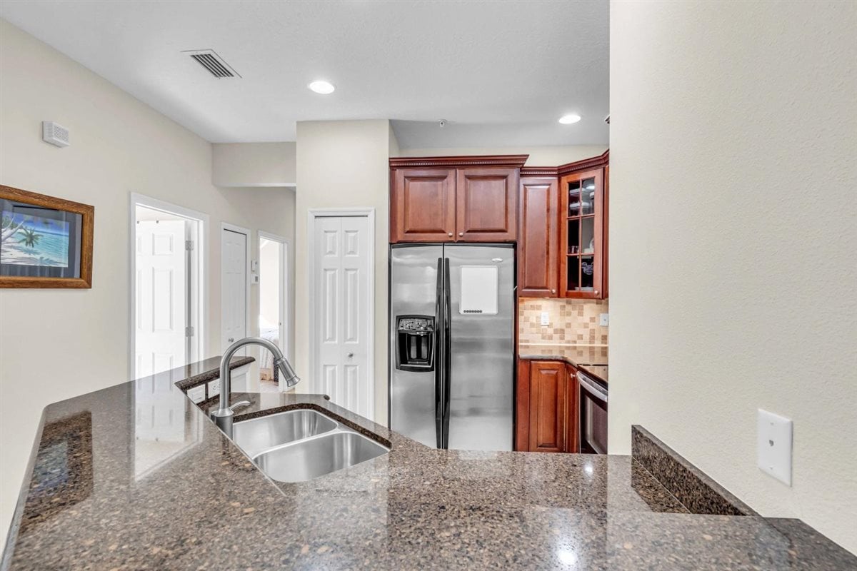 Kitchen - Kitchen - Granite Countertops Bright Open Space