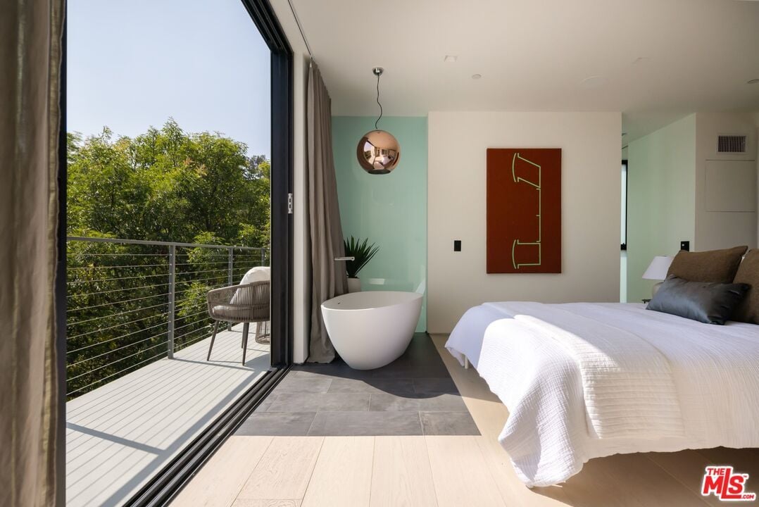 Swedish Paradise, Hargrave Dr, 90068