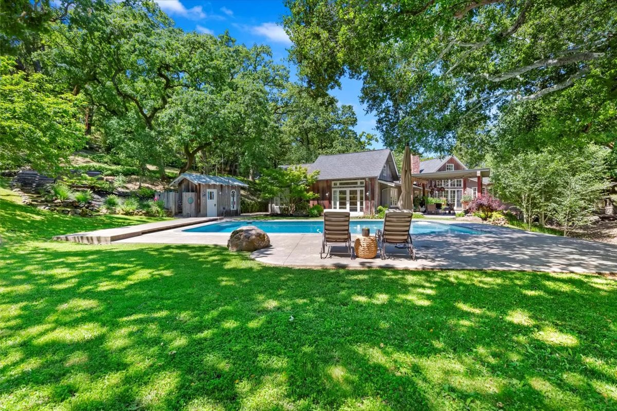 15 Cascade Ln