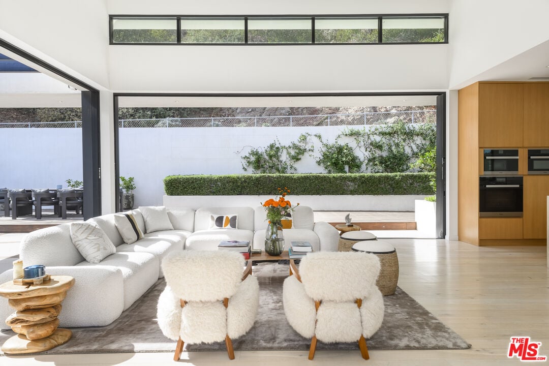 Pinnacle Manor, Willow Glen Rd, 90046