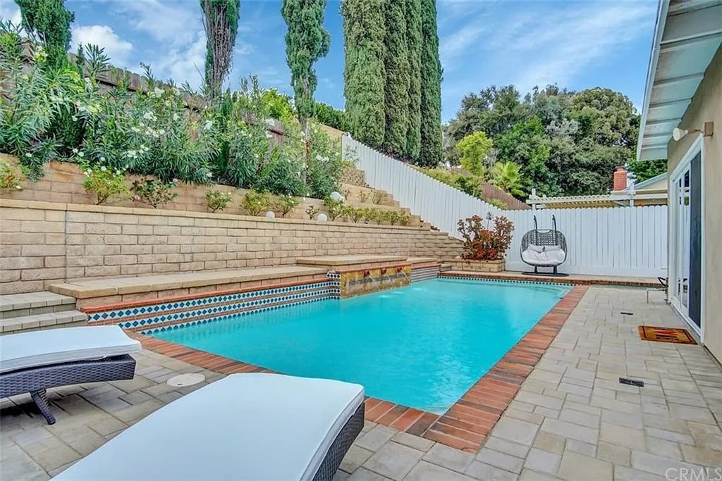 22791 Alturas Dr