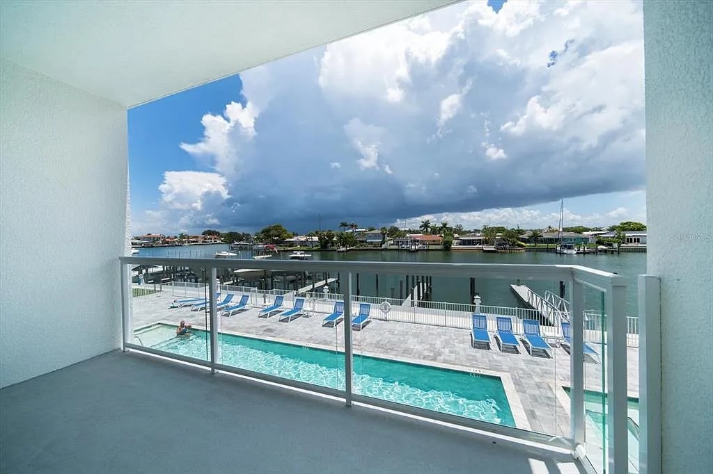 415 Island Way, #202